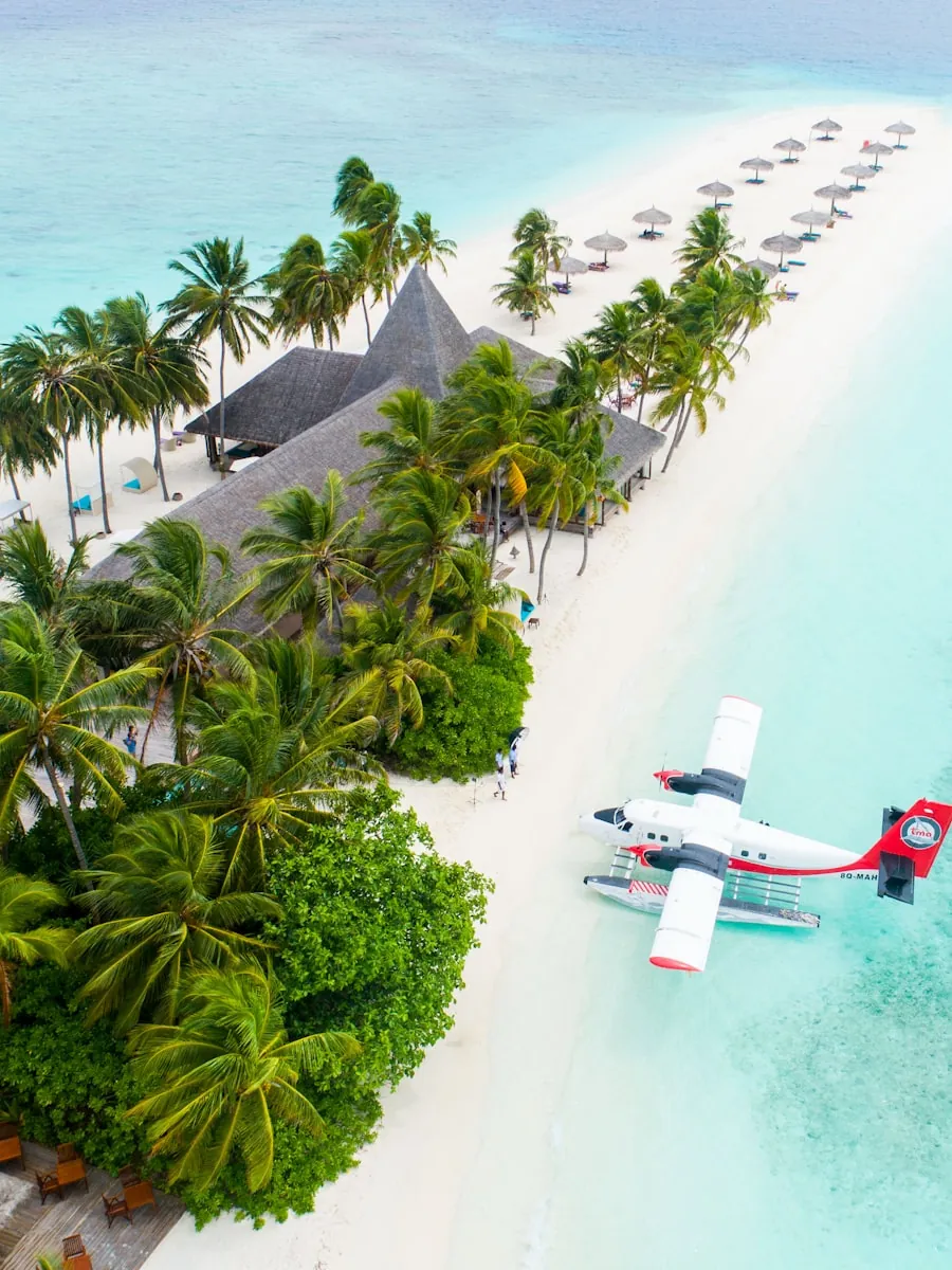 Hidroavião numa ilha tropical de águas turquesa